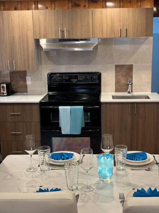 Cozy Spacious Work Friendly Lotus With Garden View High Speed Free Wi Fi And Parking Adjacent To Downtown Montréal Exterior foto